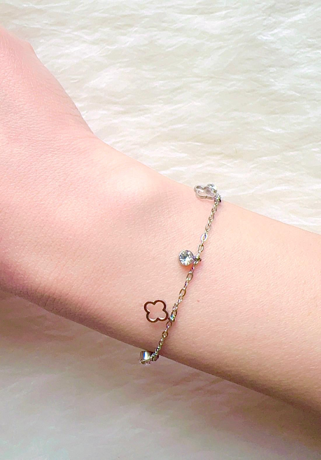 Clover Bracelet - Elegant Simplicity with a Touch of Luck