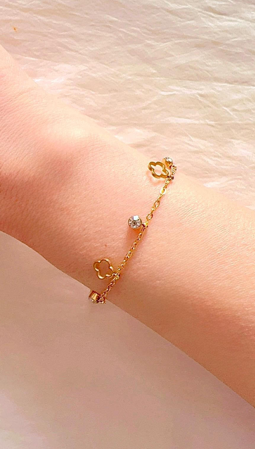 Clover Bracelet - Elegant Simplicity with a Touch of Luck