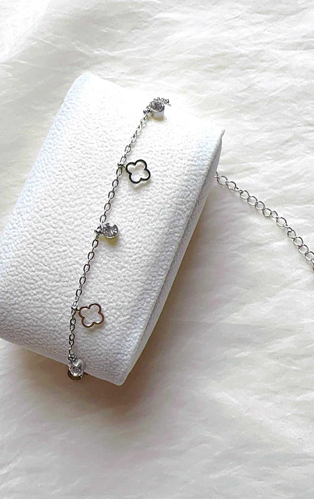 Clover Bracelet - Elegant Simplicity with a Touch of Luck