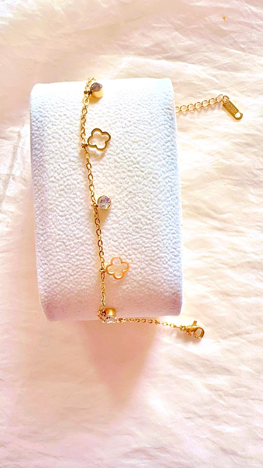 Clover Bracelet - Elegant Simplicity with a Touch of Luck