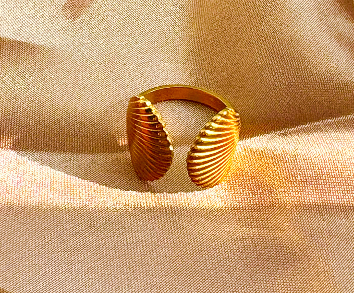 Gold shell-shaped ring