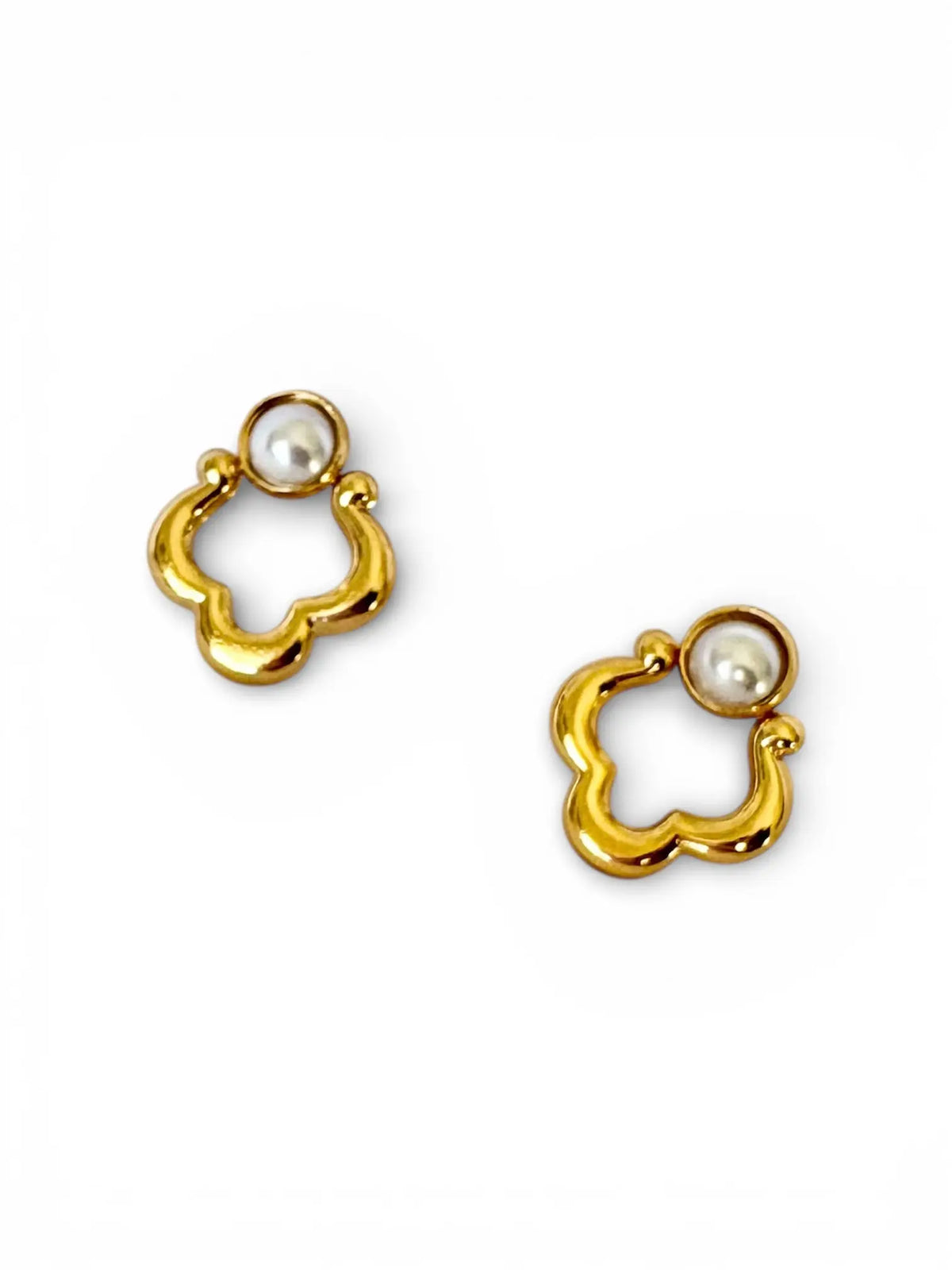 Elegant gold clover earrings with pearl detail