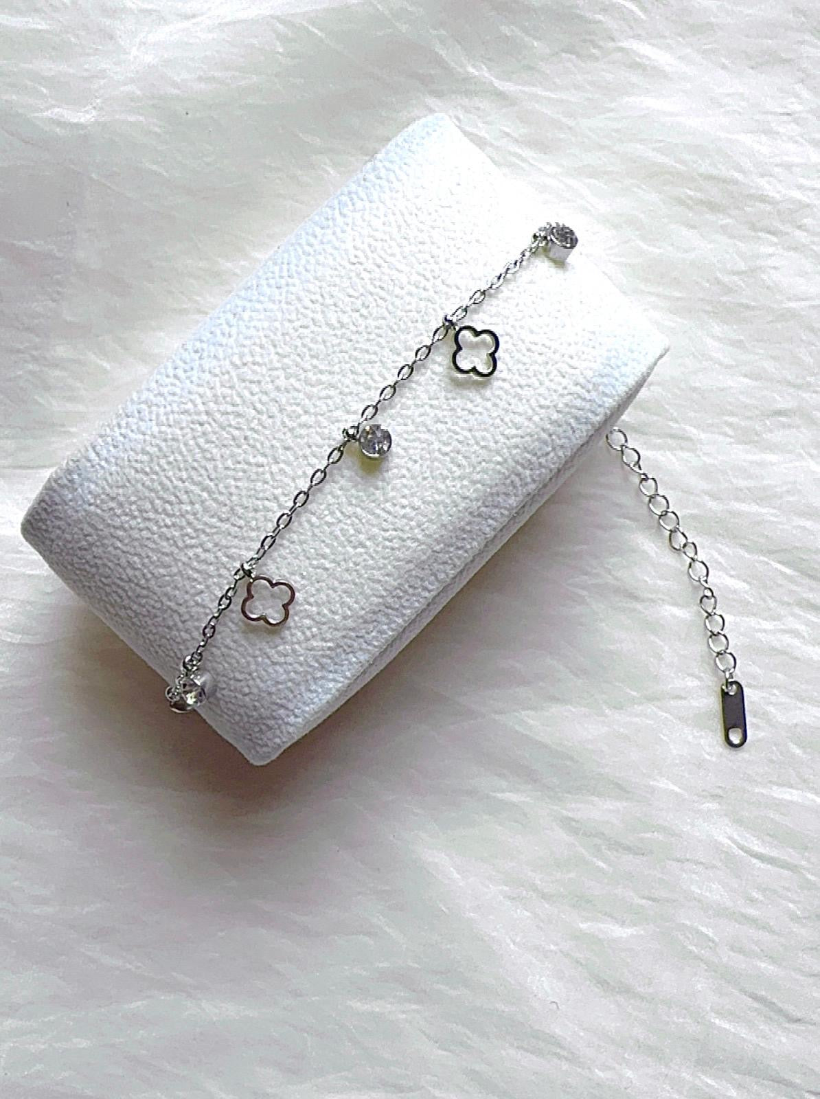 Clover Bracelet - Elegant Simplicity with a Touch of Luck