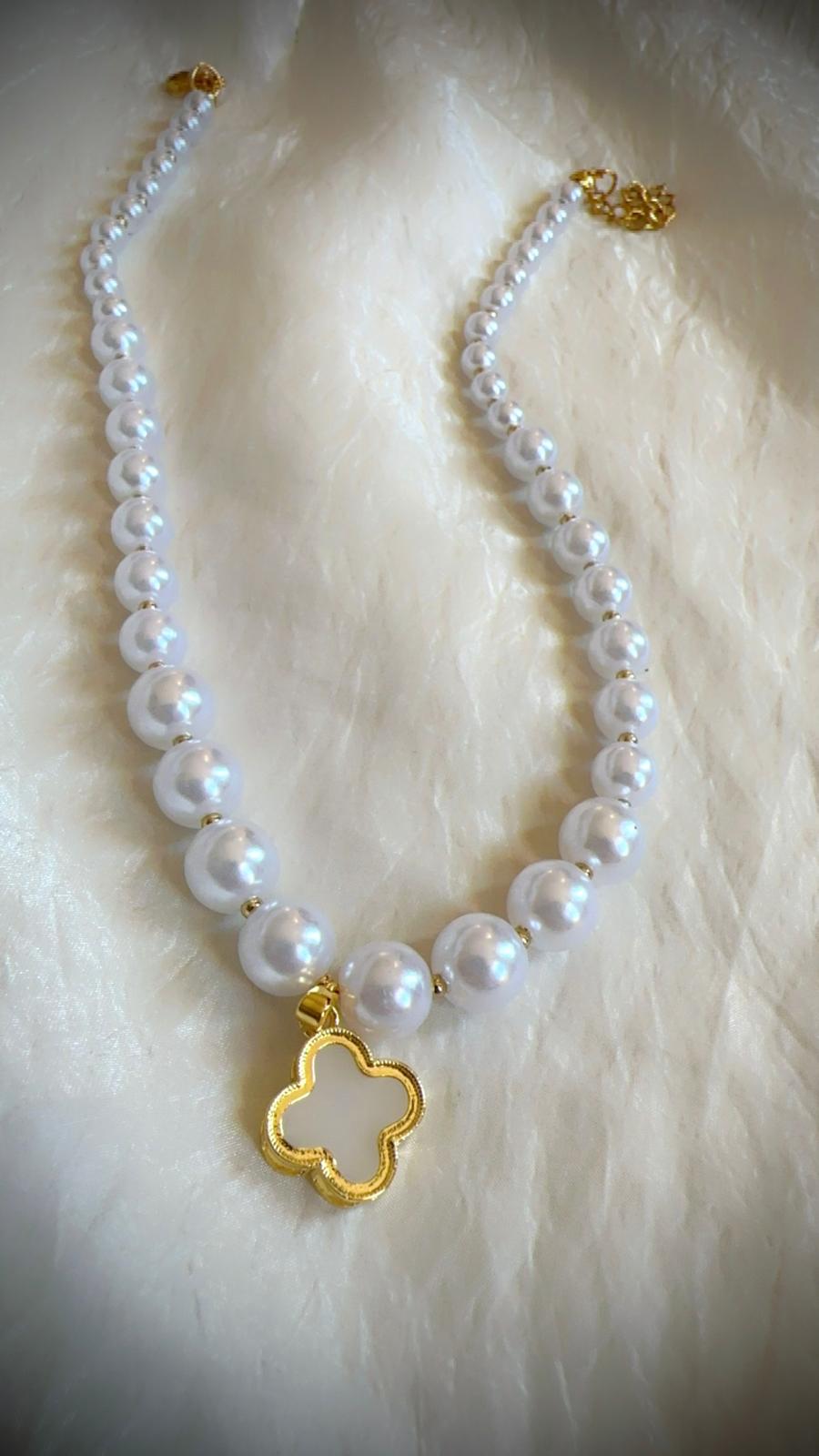 Pearls White van clovers ~ Necklace