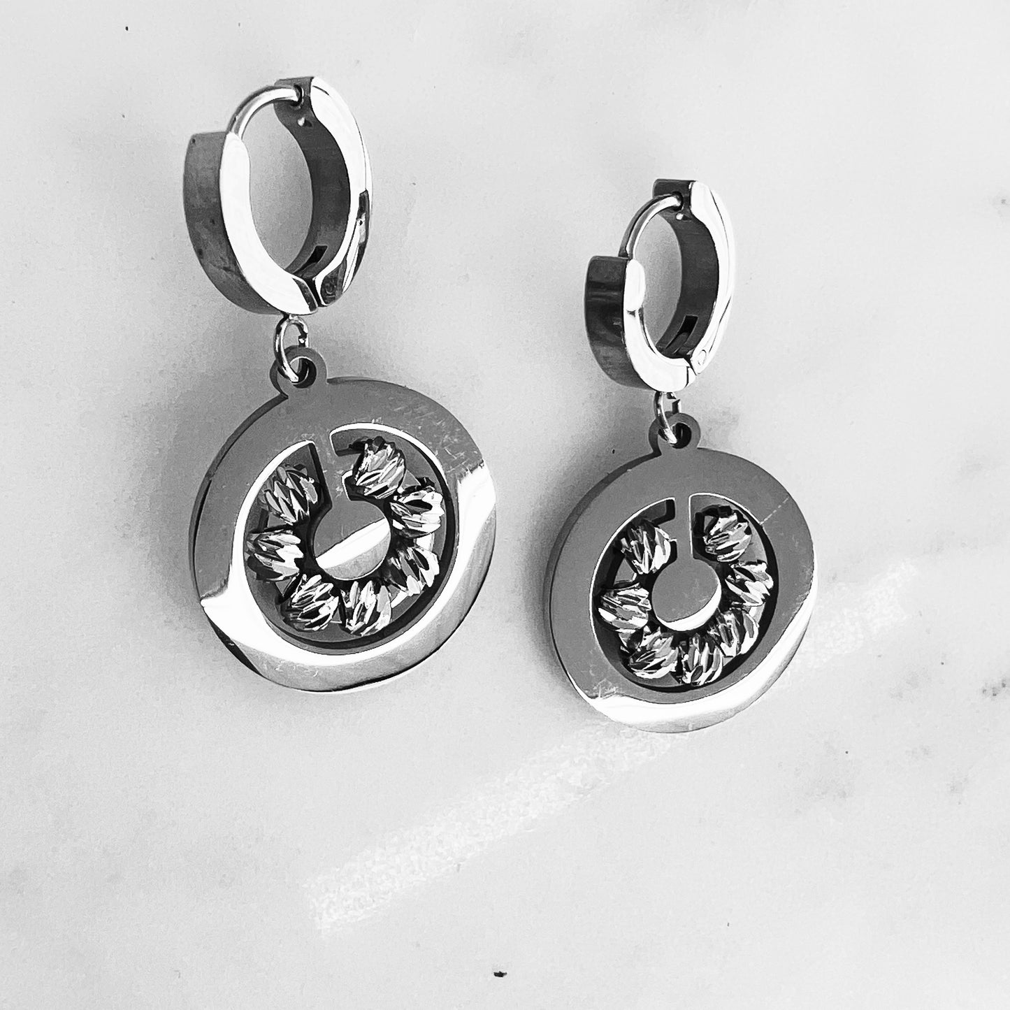 STAINLESS STEEL CIRCEL EARRINGS WITH WINDING BALLS