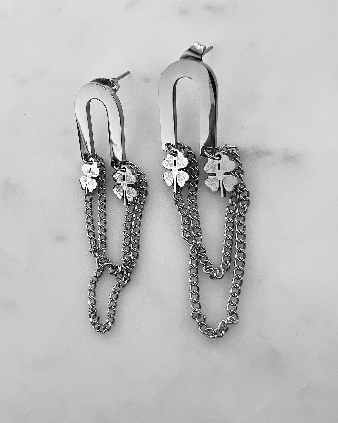 SMALL CLOVERS WITH DANGLING CHAINS EARRINGS