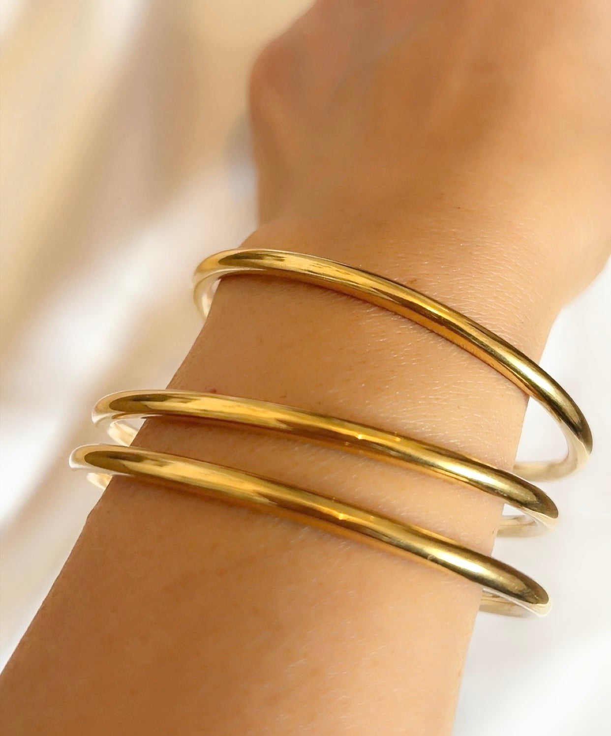 Classic gold bangles set women’s everyday jewelry