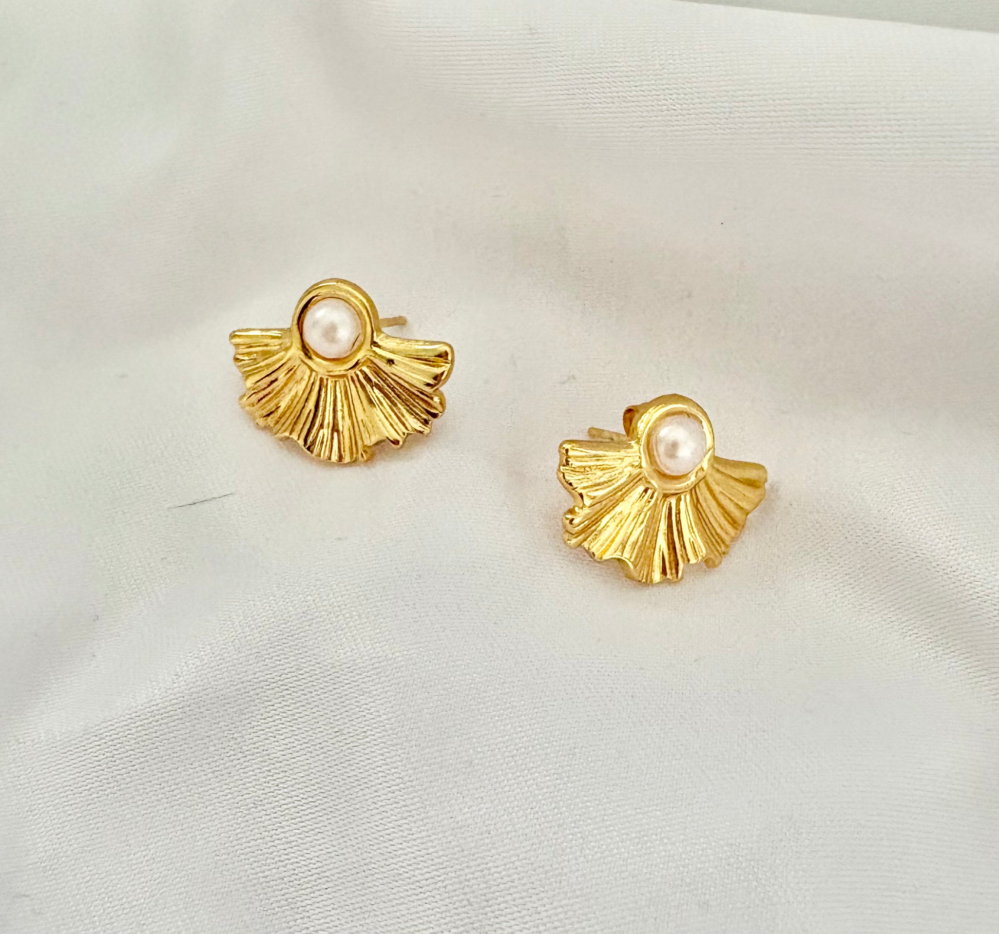 Elegant pearl stud earrings stainless steel