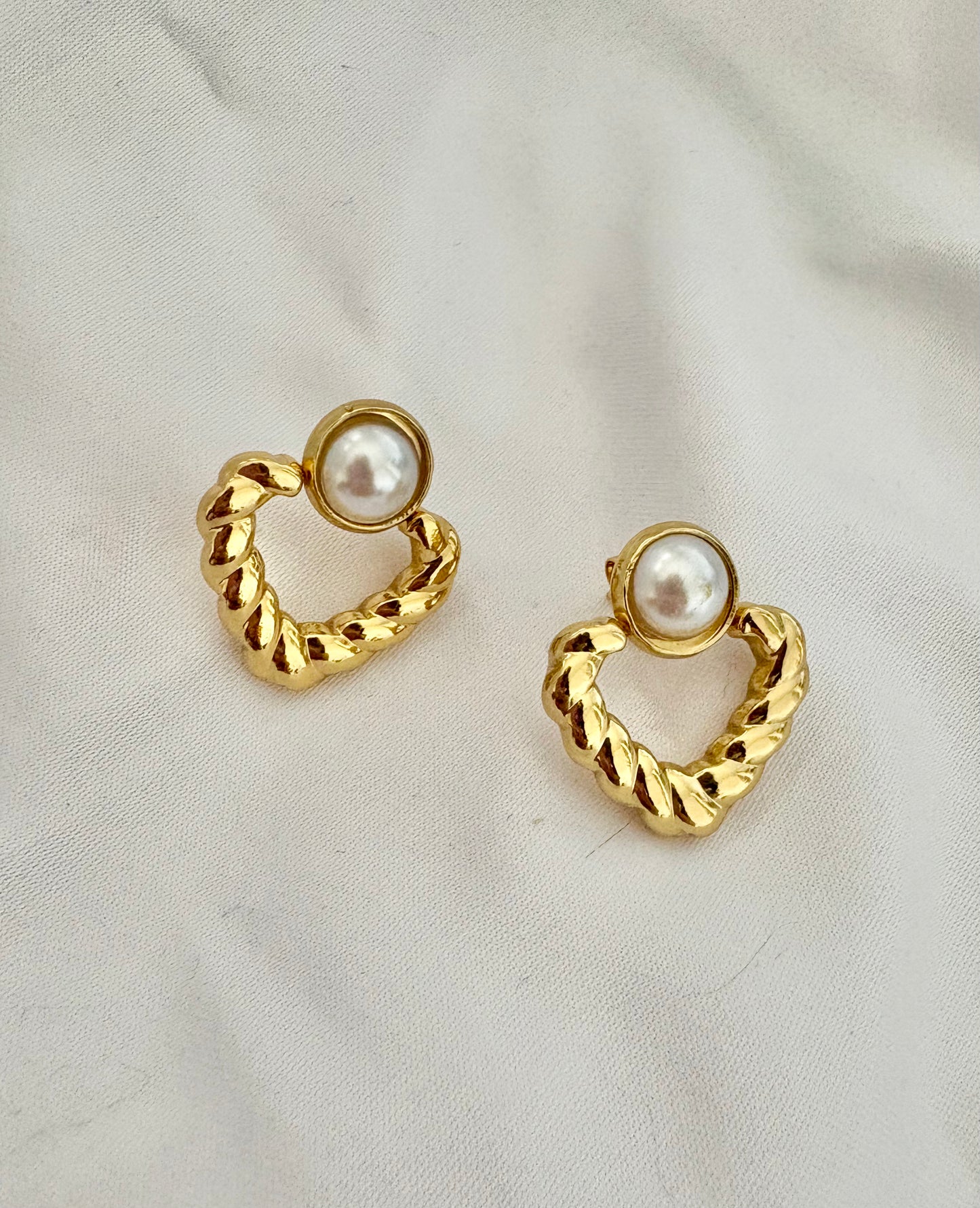 Stainless steel twisted heart pearl earrings