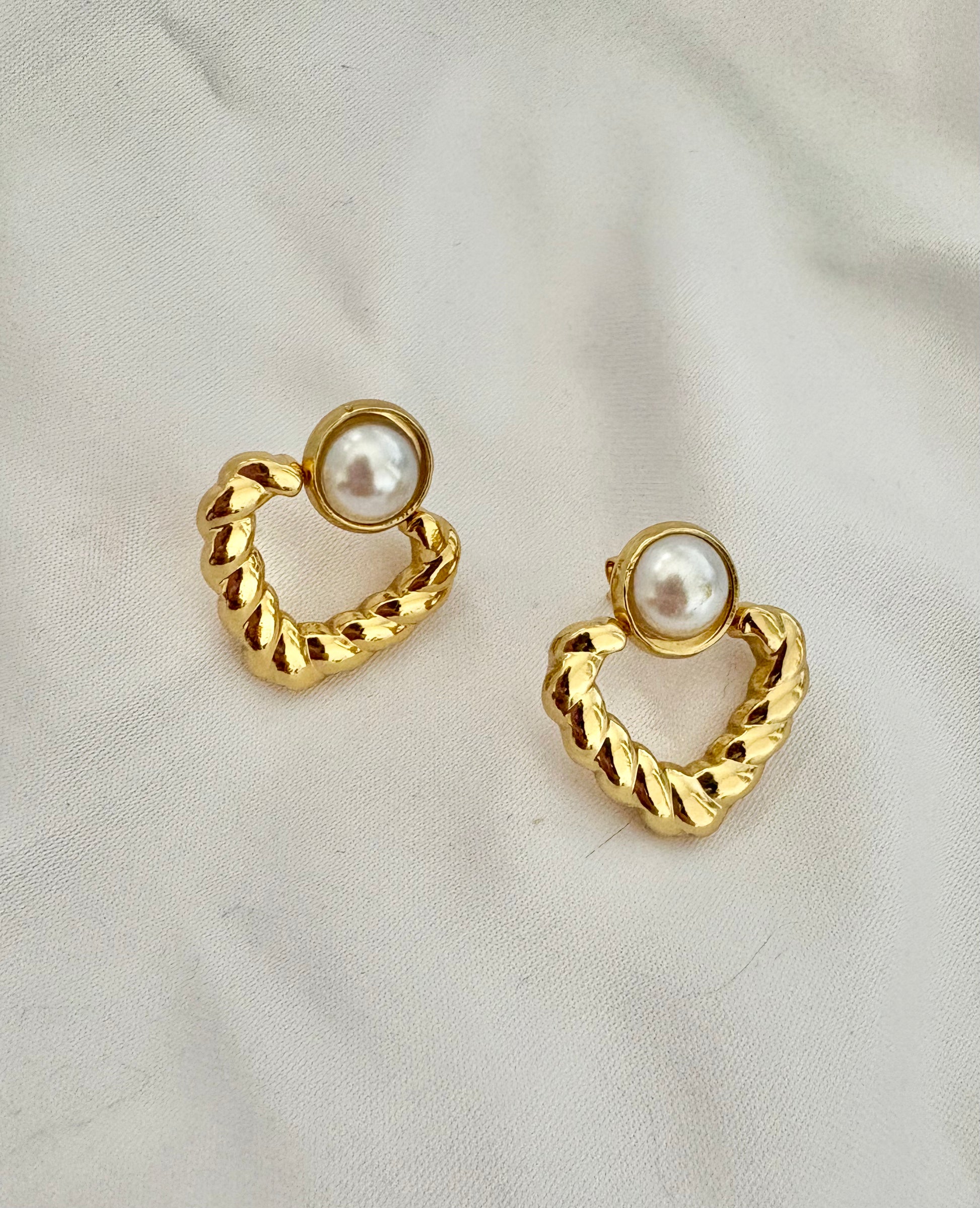 Stainless steel twisted heart pearl earrings