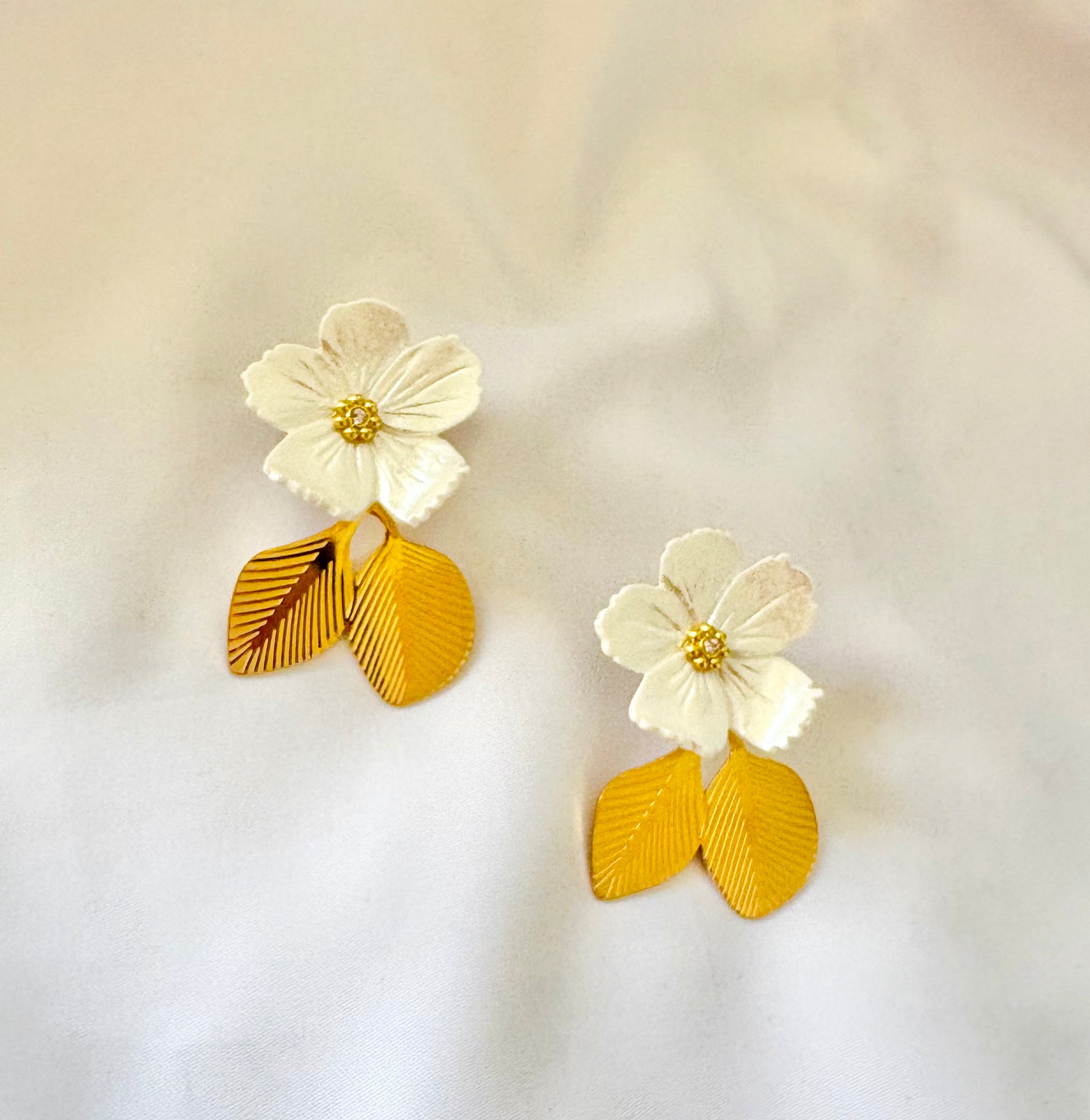 Elegant floral gold earrings
