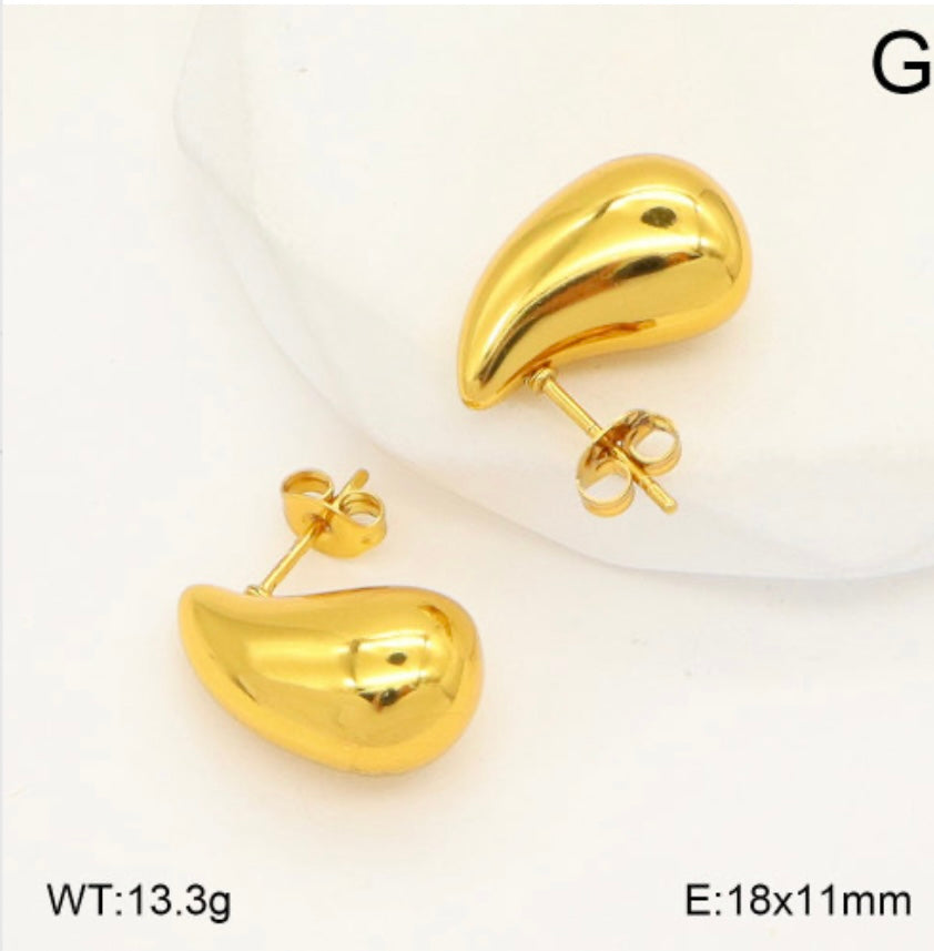 Gold earrings on a white background with weight and size information.