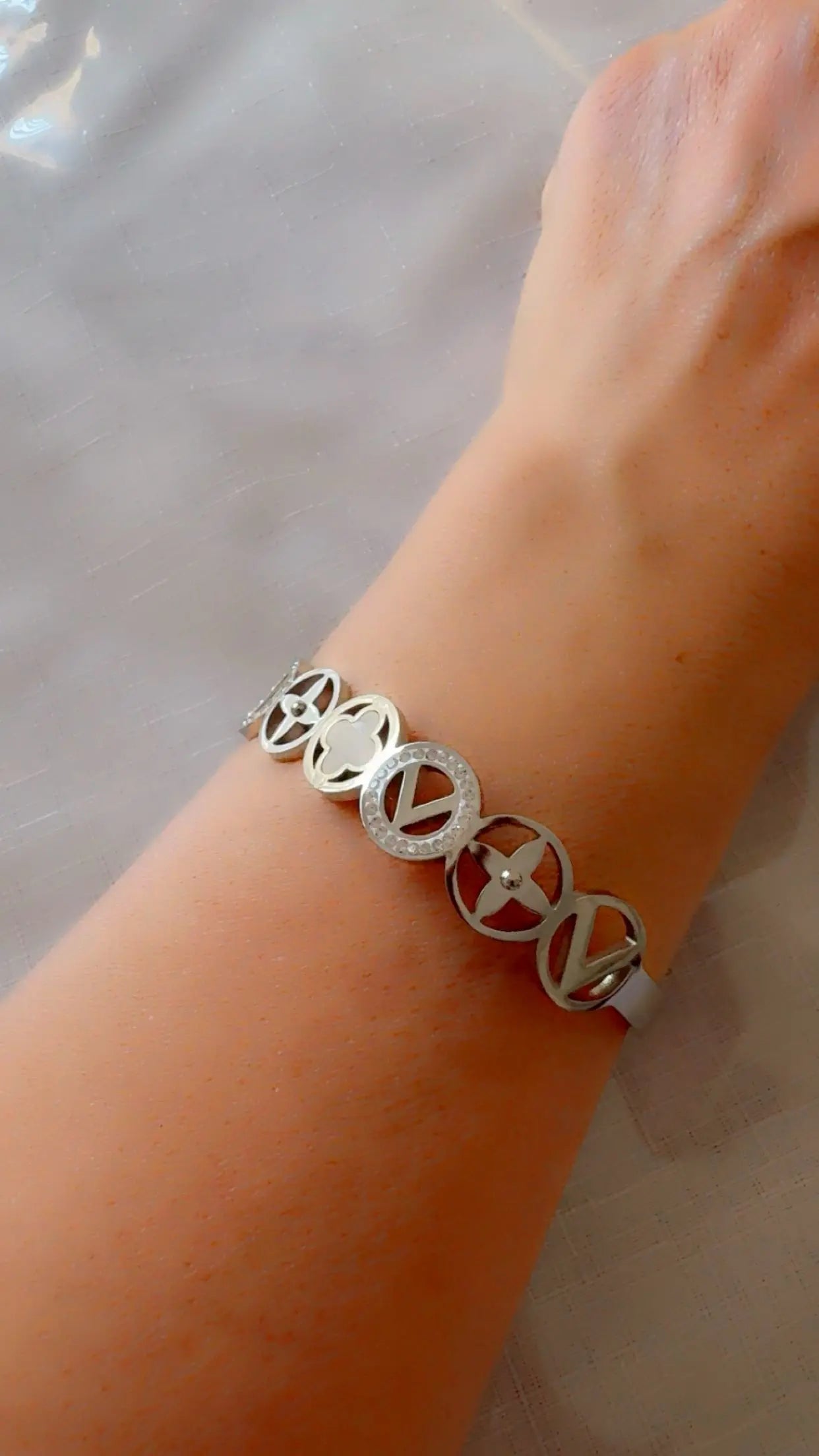 A silver-toned Stainless steel bracelet with clover circular and V shap