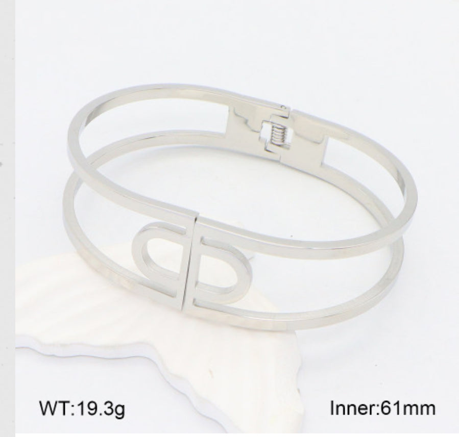 Silver bracelet with weight and inner measurement details on a white background