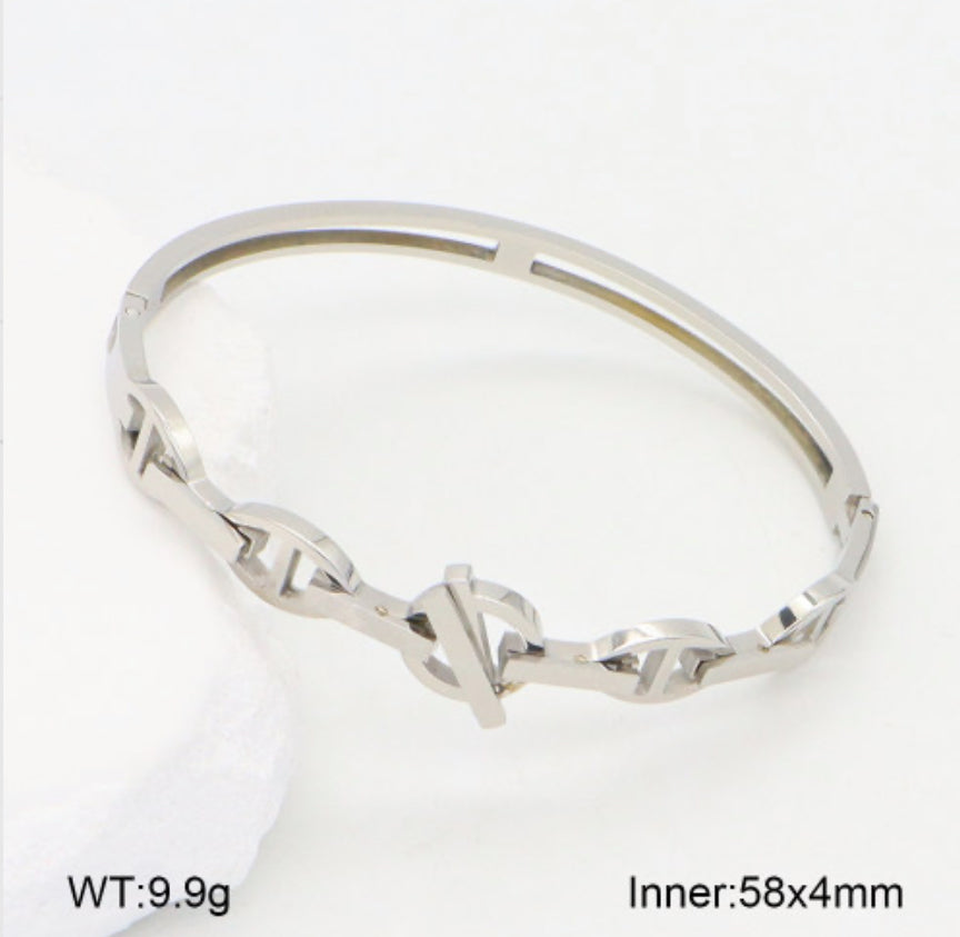 Silver bracelet on a white background with weight and size information.