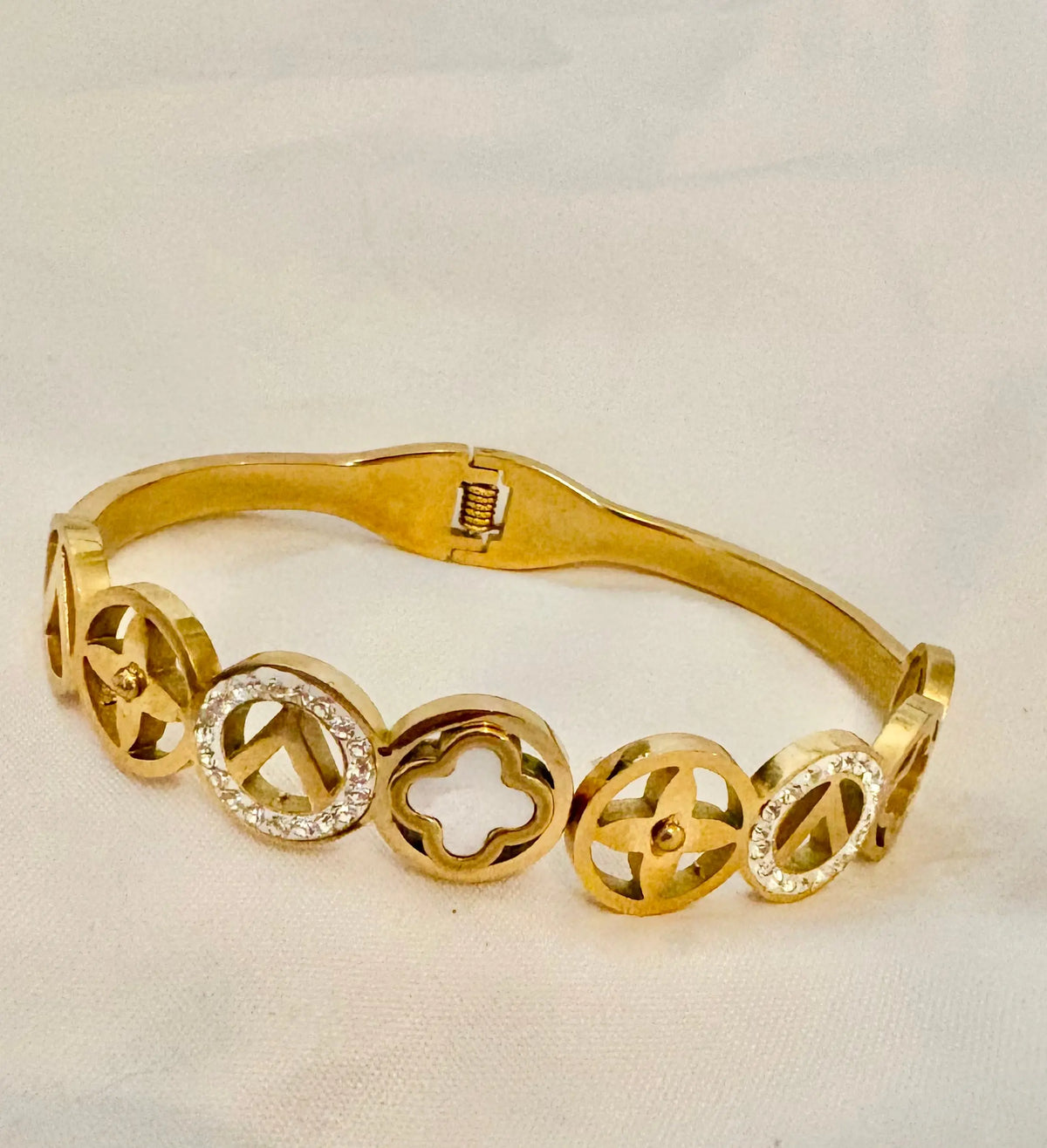 18k gold plated bangle with clover circles