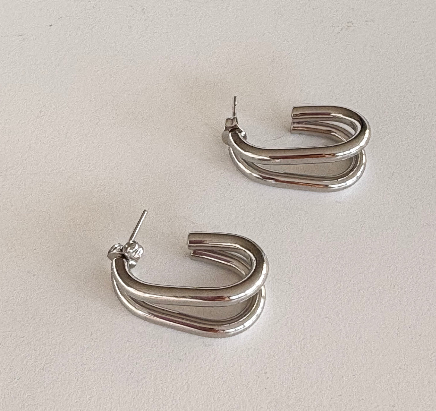 silver double‑layer rectangular hoop earrings laid flat, showing their 2.5 cm length and 1 cm width