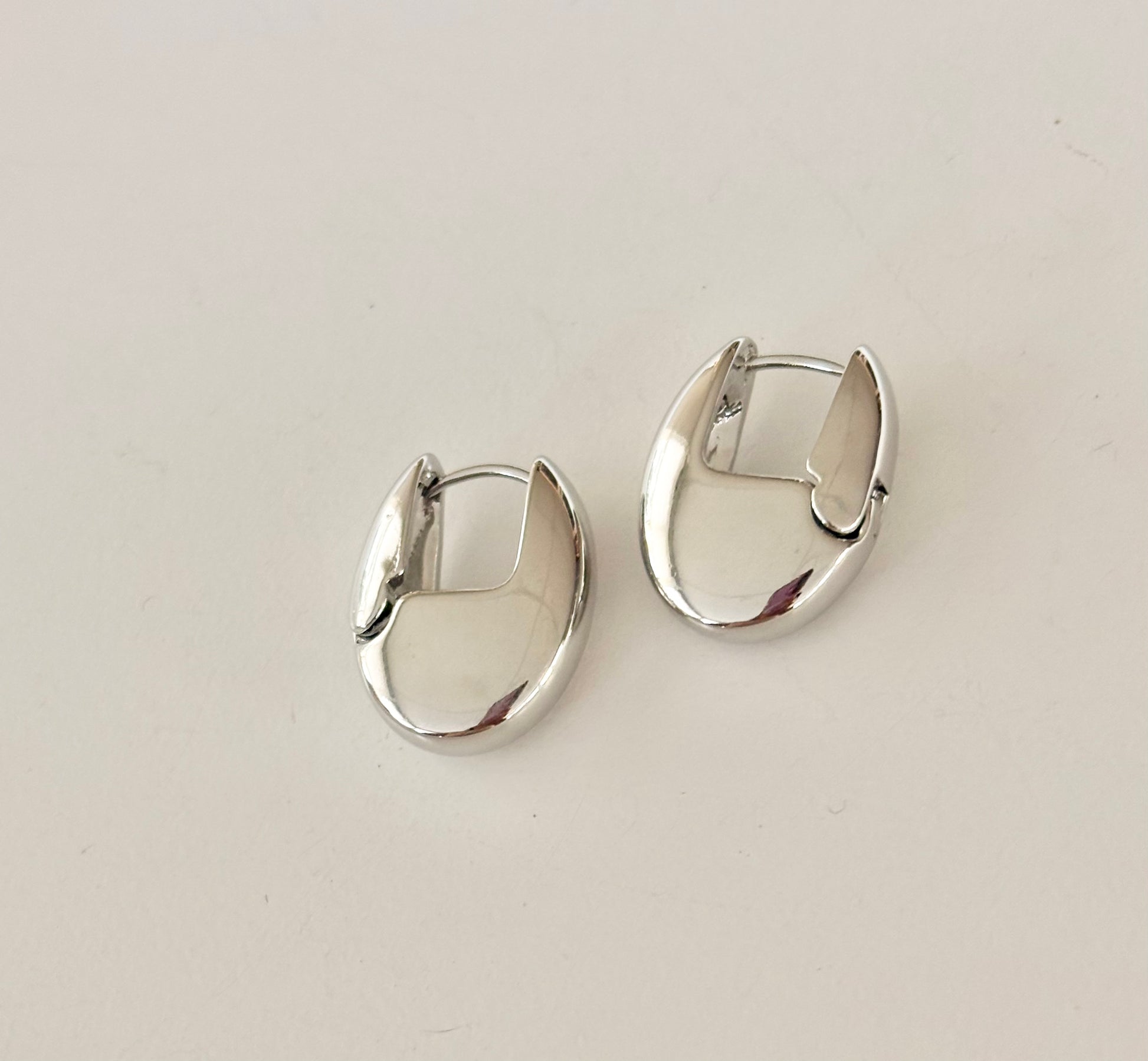Silver Oval Hoop Earrings – non-tarnish stainless steel 