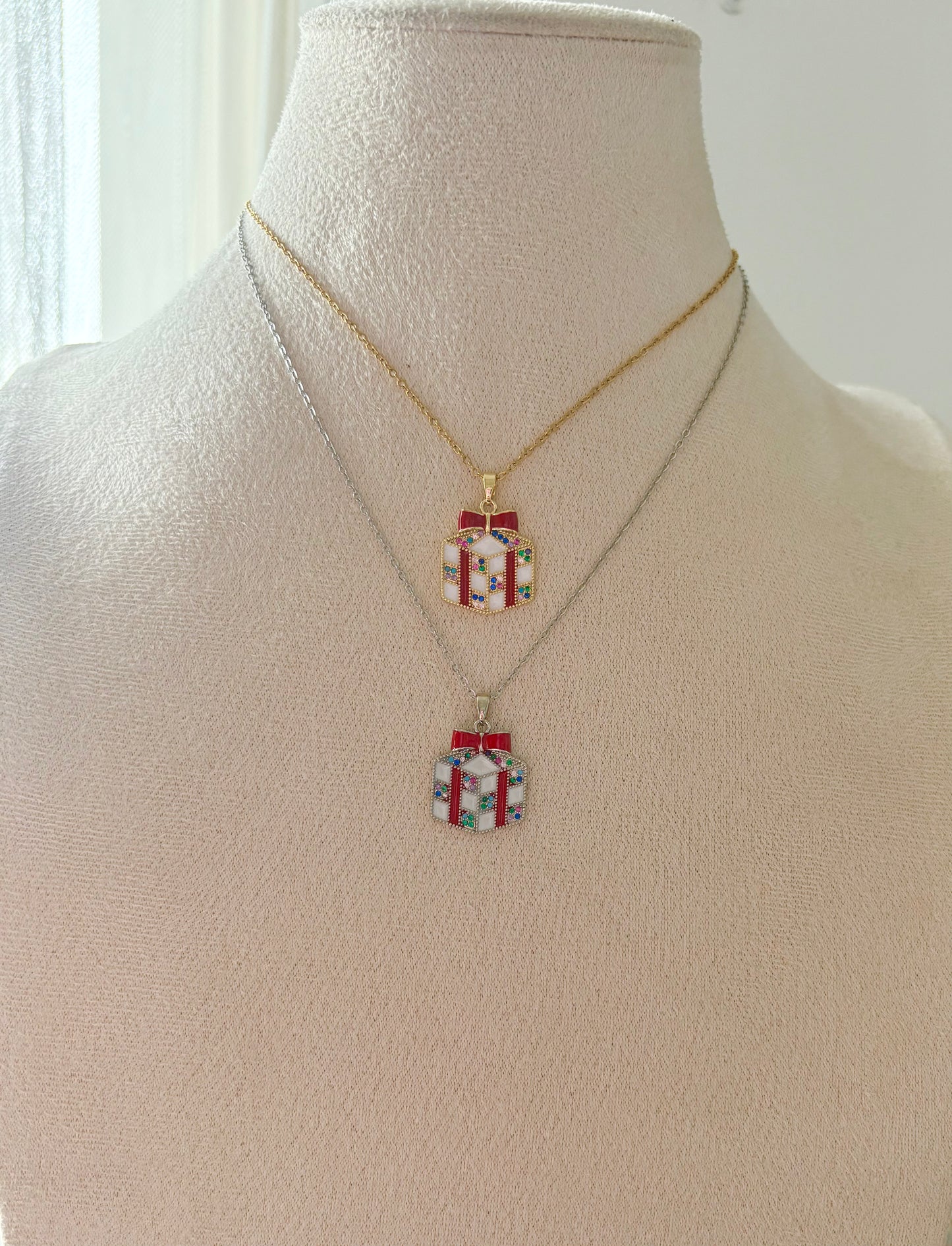 Christmas Gift Box Pendant Necklace – Adjustable 40–46 cm Chain