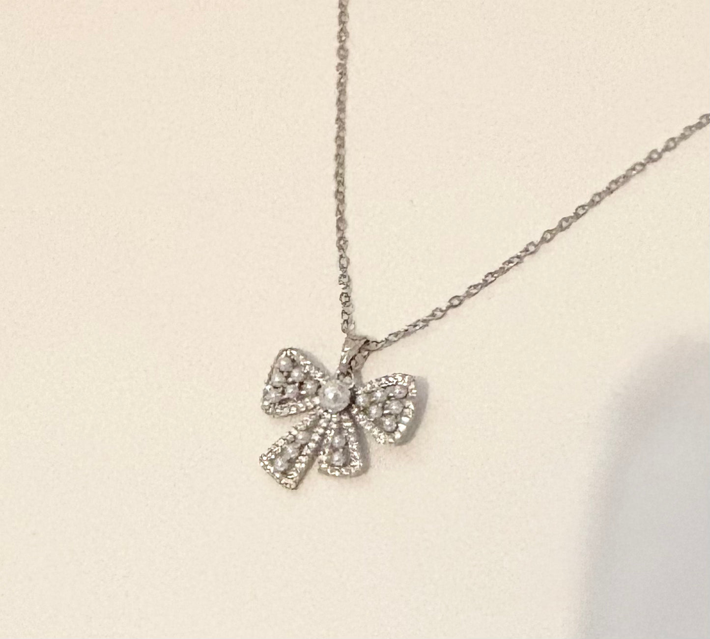 Silver bow-shaped pendant necklace 