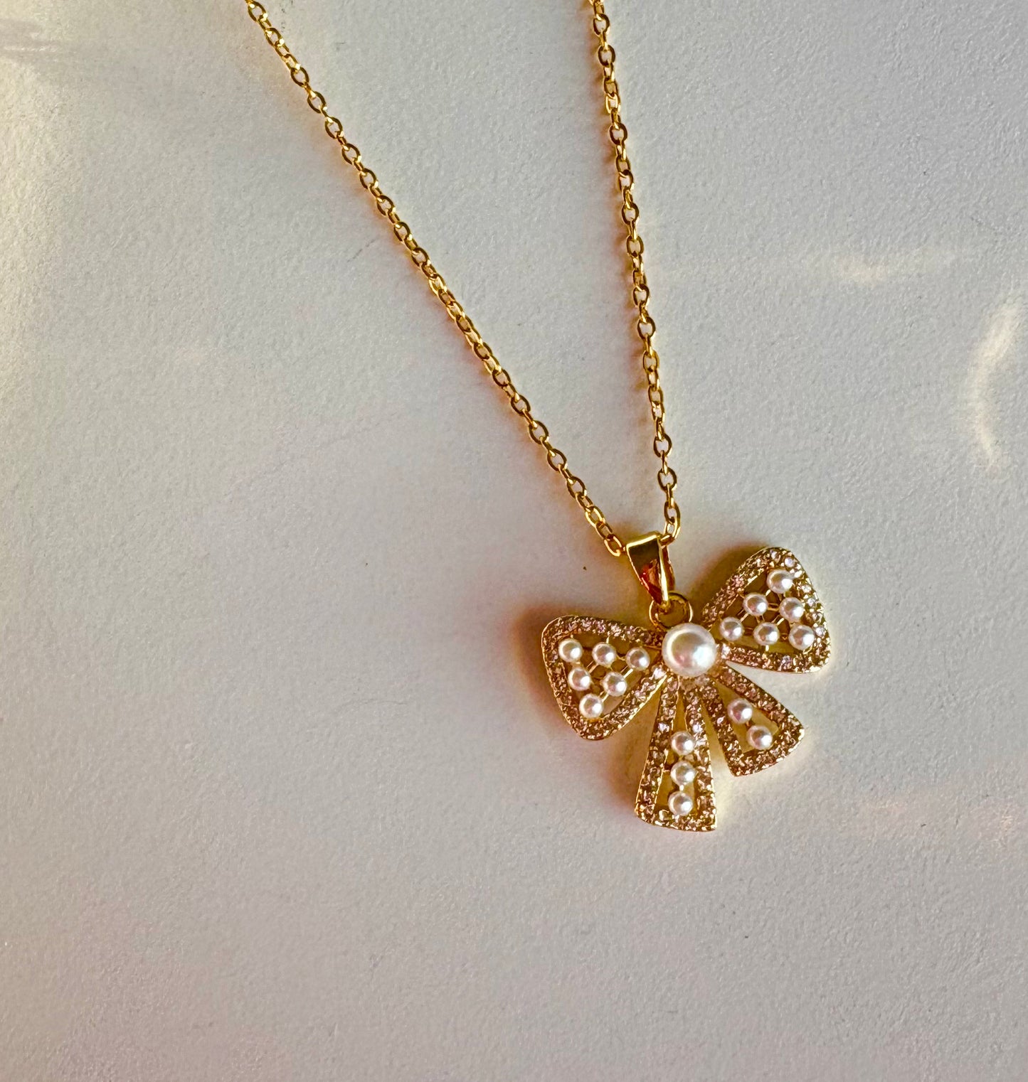 Gold Plated bow-shaped necklace with a pearl 