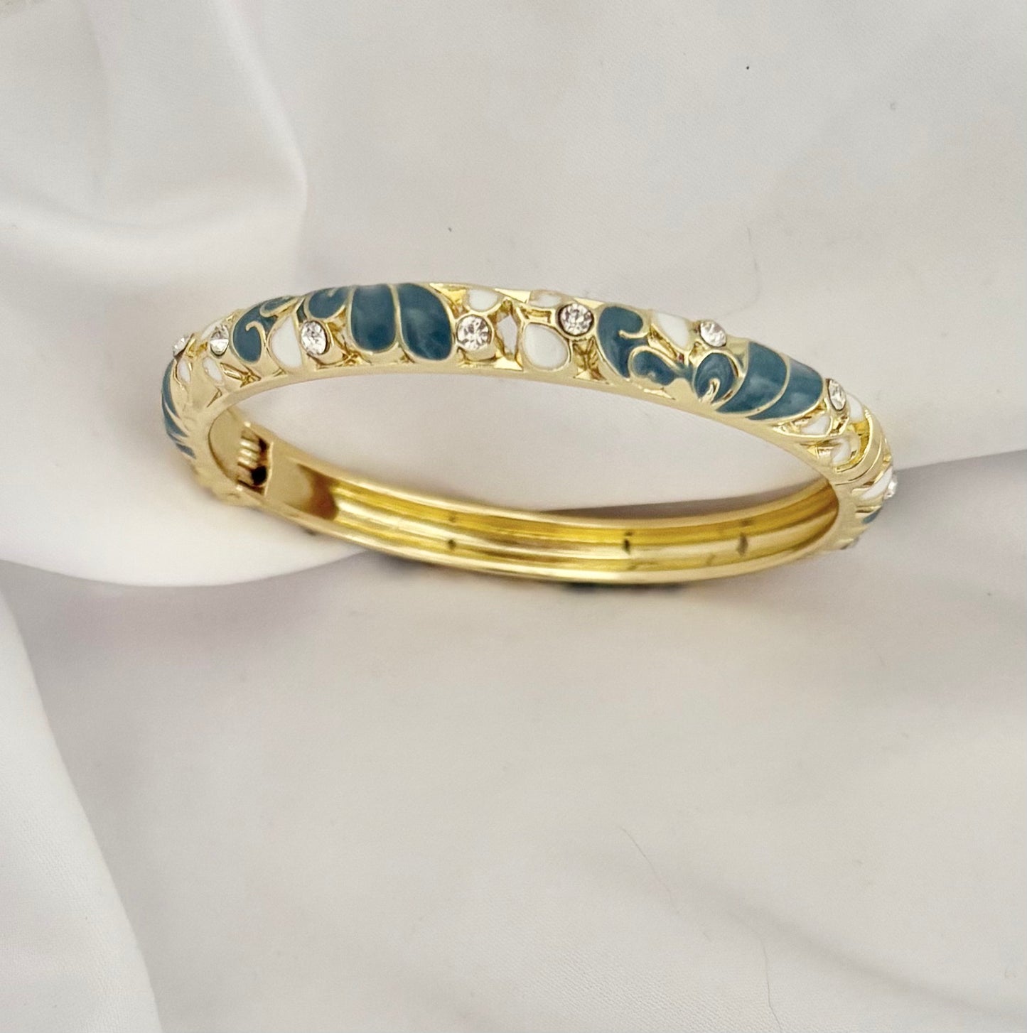 Elegant non-tarnish blue floral bracelet with gold plating and sparkling crystals