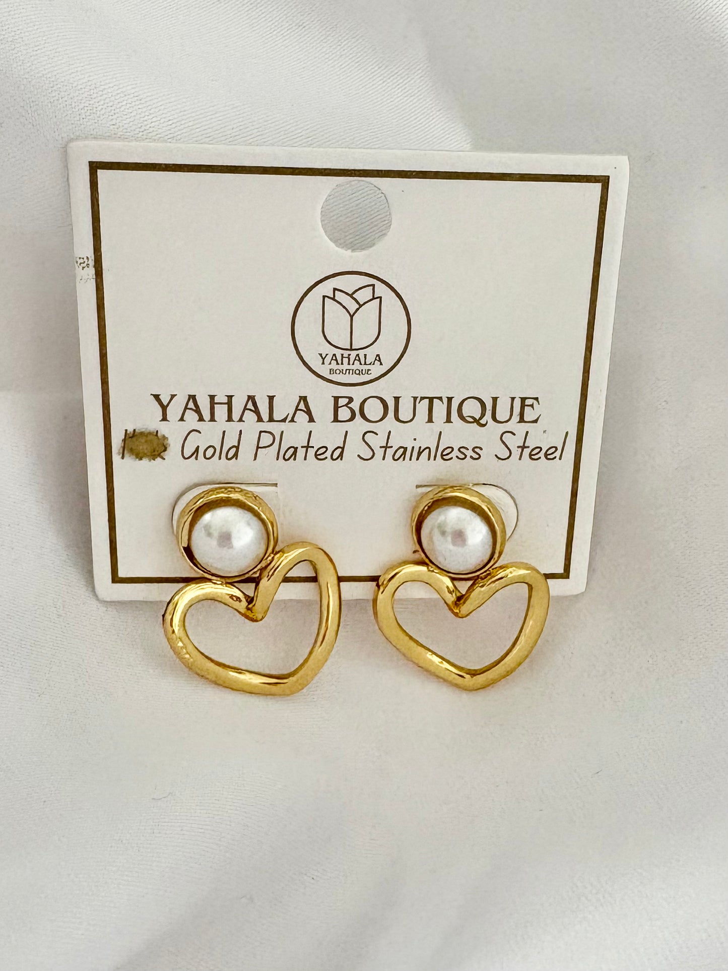 Romantic gold open-heart earrings with pearl detail