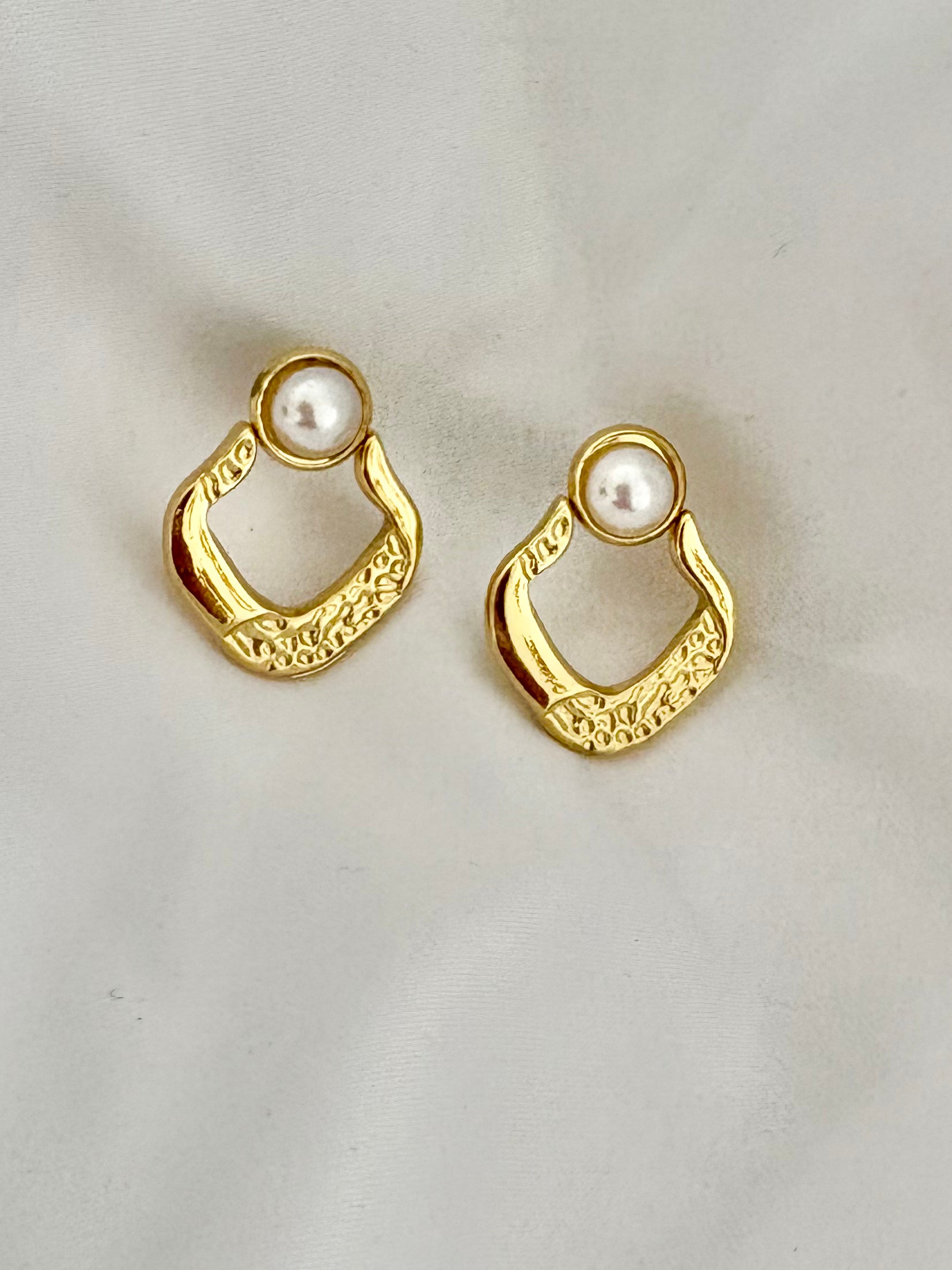 Gold textured hoop earrings with pearl top, 2cm size