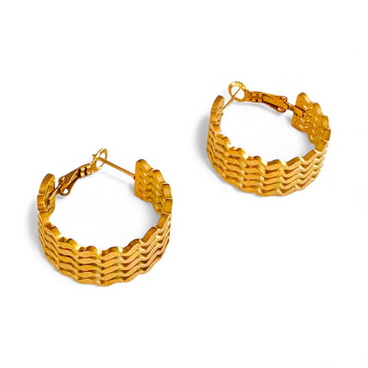 Front view of textured gold hoop earrings with a wavy layered design, measuring 3 cm in diameter and 1 cm wide.
