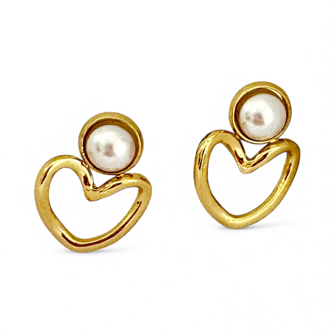 Gold heart-shaped drop earrings with pearl top, 3cm length