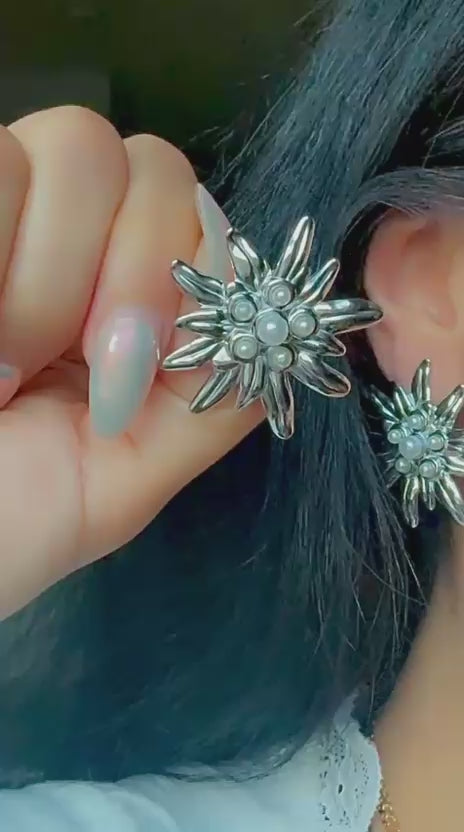 Elegant silver flower earrings with pearl details, 3cm size